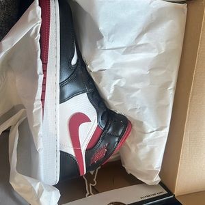 Jordan 1s Mid 5.5 youth